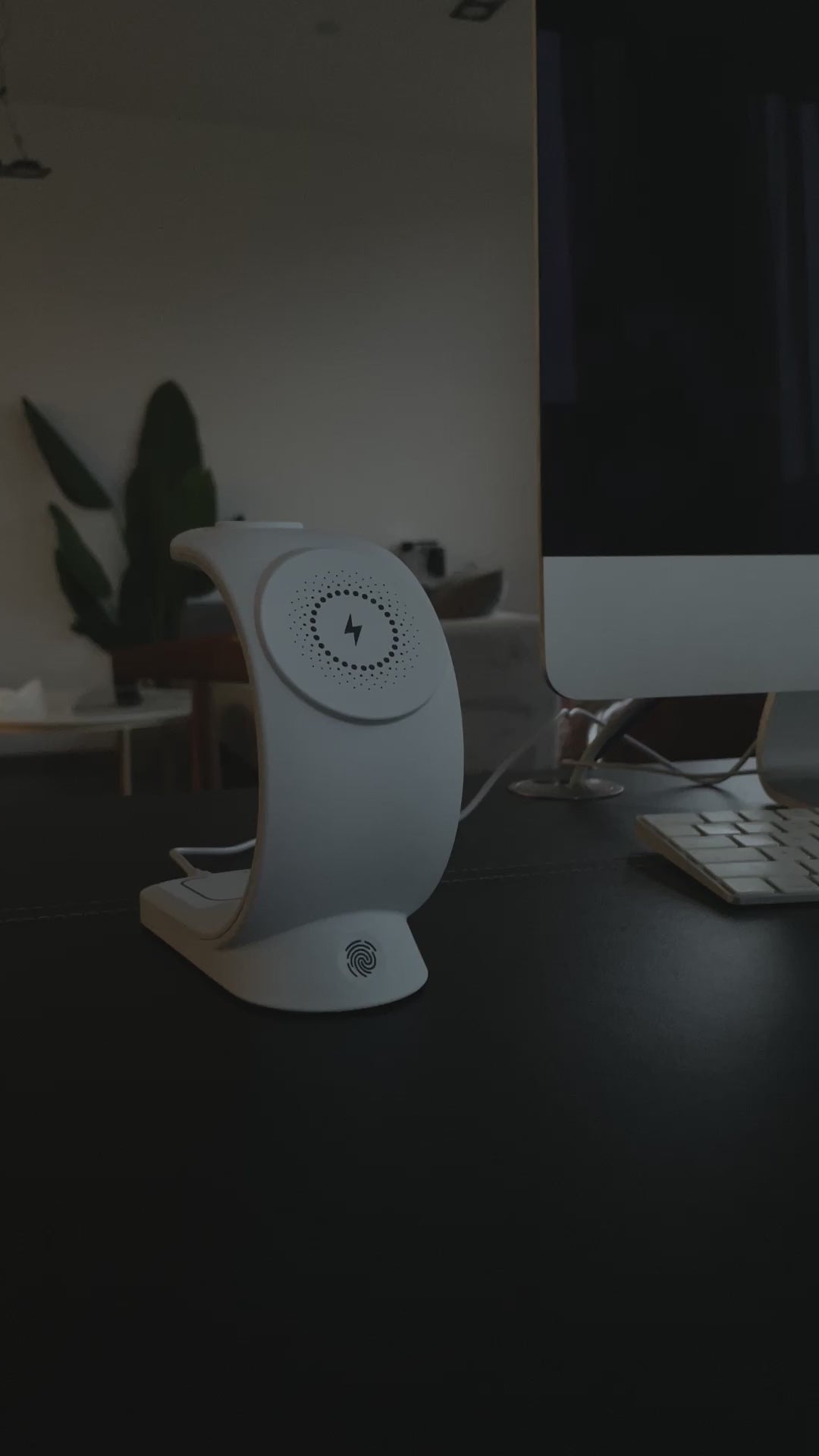 Carregador magnético sem fio 4 em 1 com carregamento rápido para smartphone, luz ambiente e estação de carregamento para AirPods Pro e iPhone.