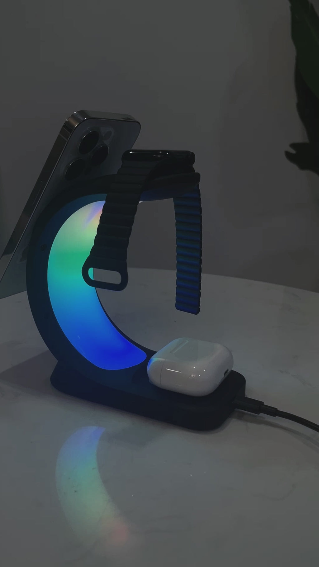 Carregador magnético sem fio 4 em 1 com carregamento rápido para smartphone, luz ambiente e estação de carregamento para AirPods Pro e iPhone.